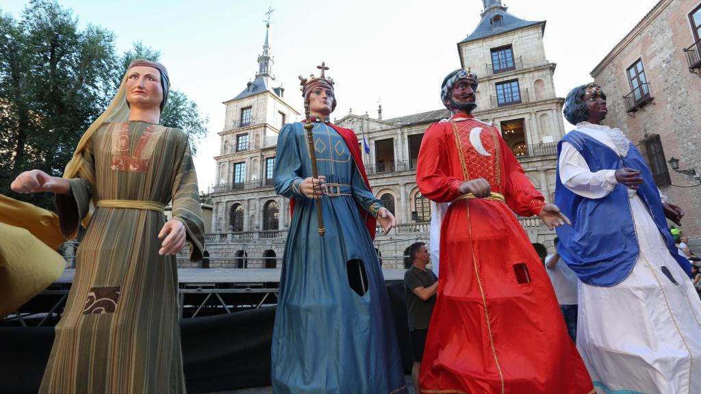 El desfile de gigantes y cabezudos, en la plaza del Ayuntamiento.
