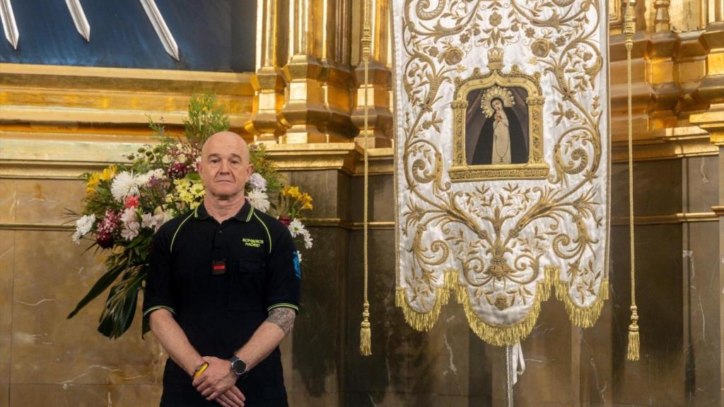 Manuel, el bombero encargado de bajar el cuadro de la Virgen de la Paloma.