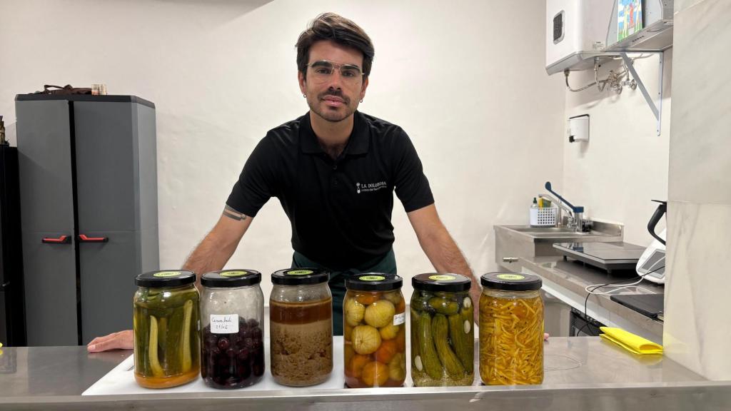 Pablo Ruiz en la barra de su nuevo obrador.