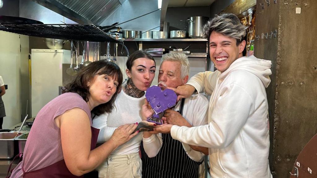 Los propietarios del restaurante con el premio 'Bleed Purple by Twitch' en las cocinas de Arroz y Cañas.