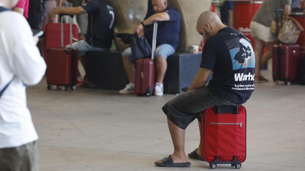 Pasajeros, este jueves, en la estación de Chamartín (Madrid), a la espera de que se restablezca el servicio.