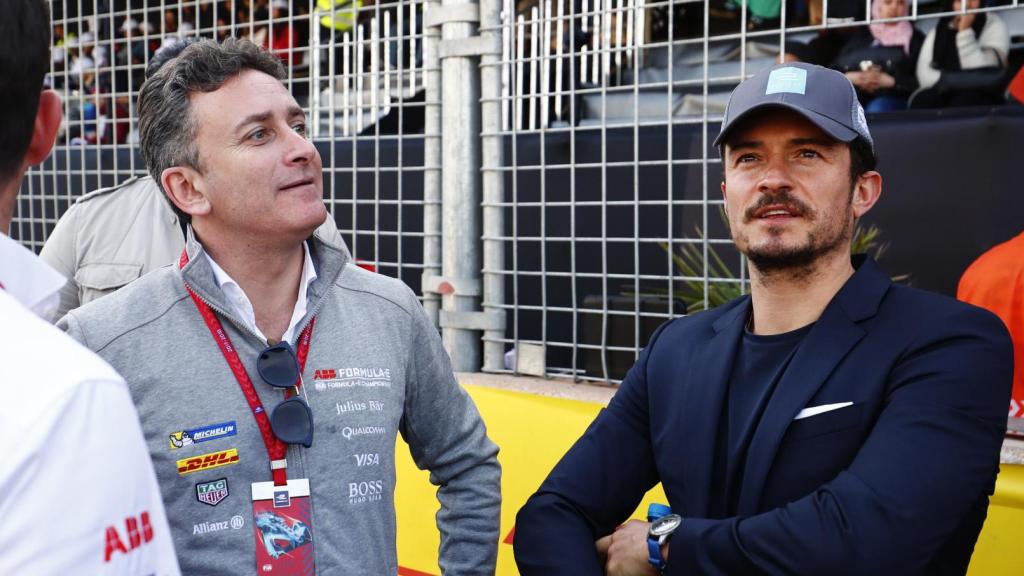 Alejandro Agag, con Orlando Bloom, en el circuito internacional Moulay El Hassan, en Marruecos, en 2018.