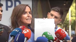 La vicesecretaria de Sanidad y Política Social del PP, Carmen Fúnez, enseña el documento del MITECO a los medios.