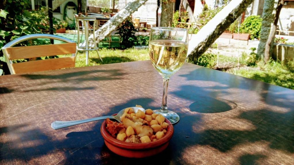 Un pincho de callos y una copa de Albariño en O Furancho de Pancho