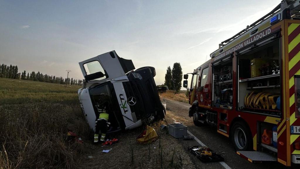 El camión y los Bomberos de la Diputación de Valladolid
