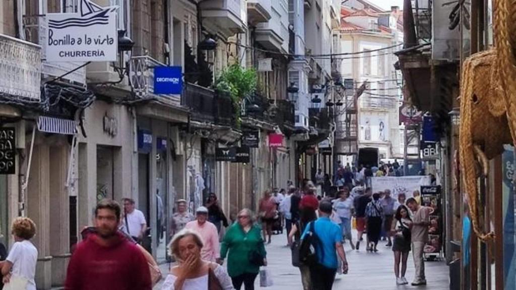 Paseantes por la calle Real.