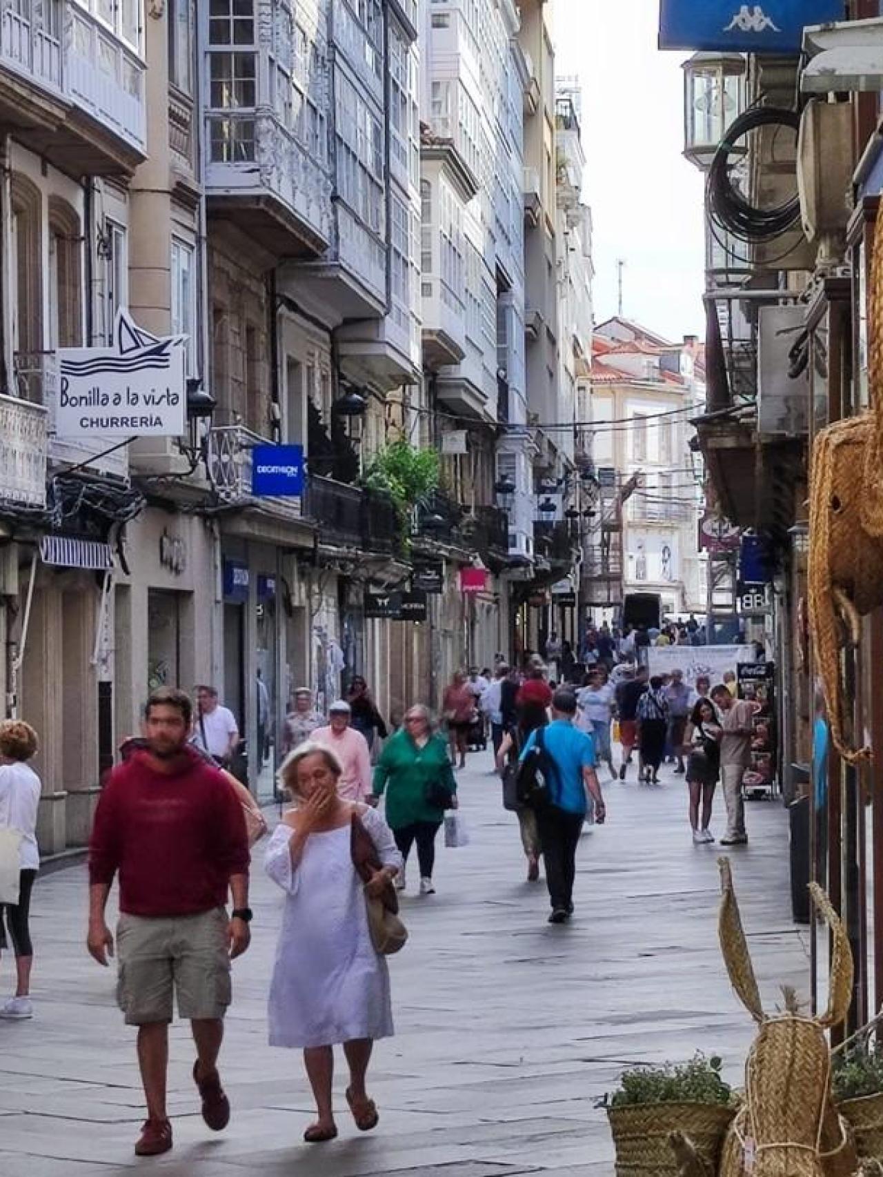 Paseantes por la calle Real.