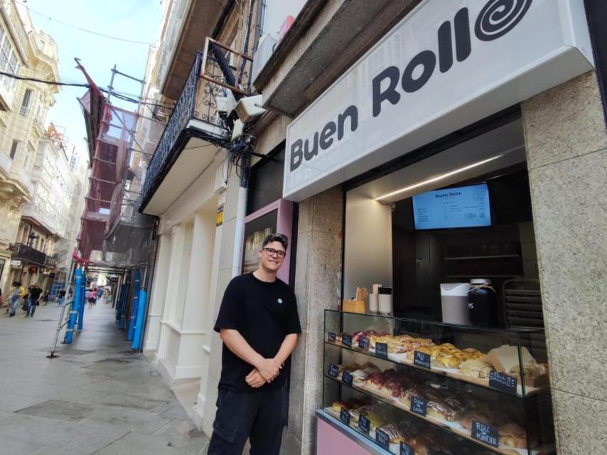 Fabián Álvarez delante de su negocio en la calle Real, Buen Rollo.