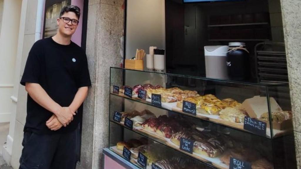 Fabián Álvarez delante de su negocio en la calle Real, Buen Rollo.