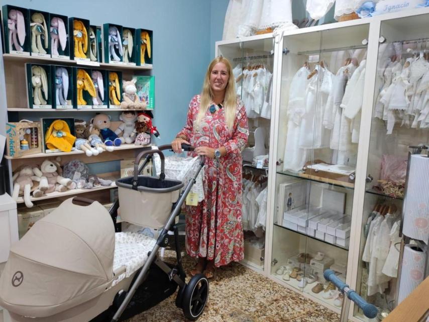 Carolina Carrillo, una de las propietarias de Luna Lunera, en su tienda de la calle Real.