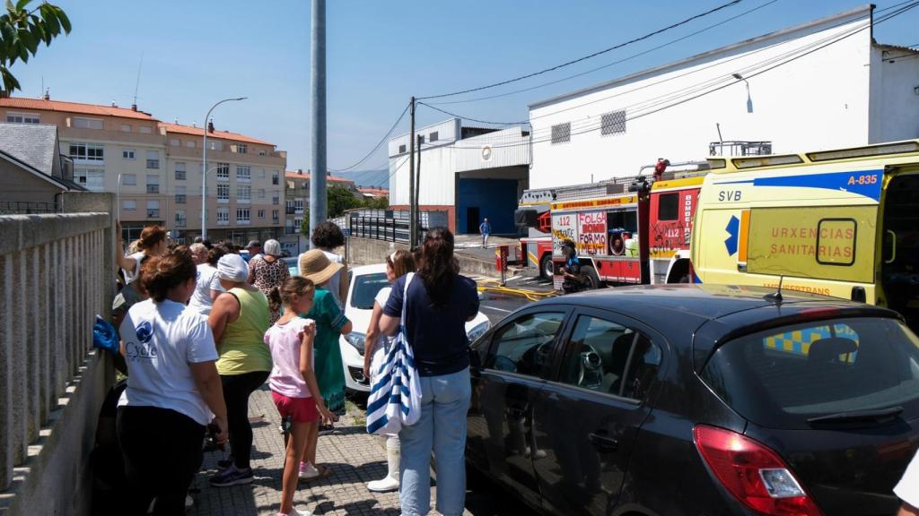 Equipos de emergencias y vecinos, a 6 de agosto de 2025, en Rianxo, A Coruña, Galicia (España)