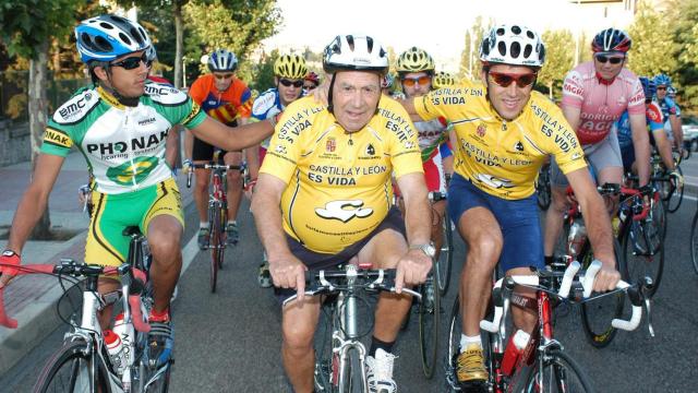 El histórico ciclista alicantino Bernardo Ruíz, en el centro de la imagen, pedaleando en la carrera La Peico junto a Perico González, a la derecha.