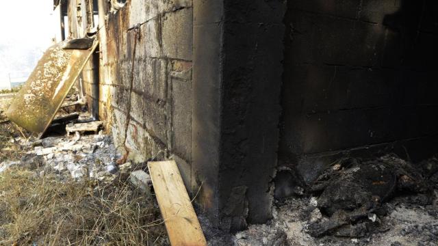 Interior de una granja tras el paso del fuego, en Pobra de Trives