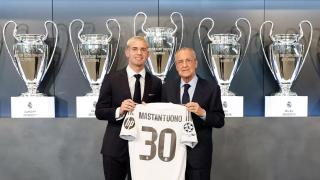 Franco Mastantuono sujeta la camiseta del Real Madrid junto con Florentino Pérez.