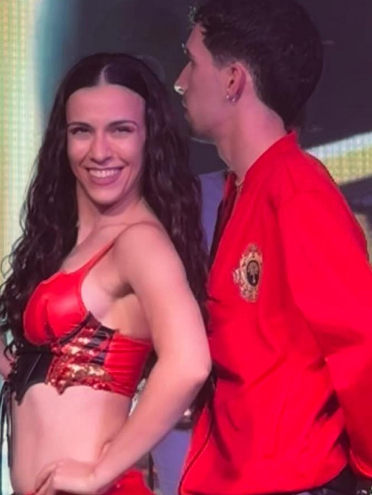 Natalia Lamana y un compañero en la orquesta.