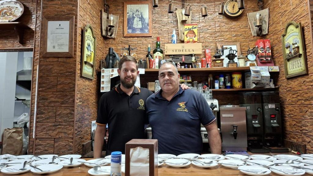 Francisco Pérez (a la derecha), dueño del bar 'El Ensueño de Málaga'.