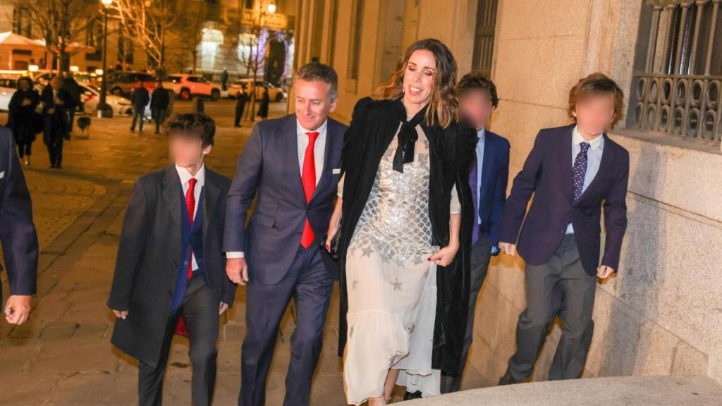 Ana Aznar Botella y Alejandro Agag, en una visita con sus hijos a Madrid, en el año 2023.