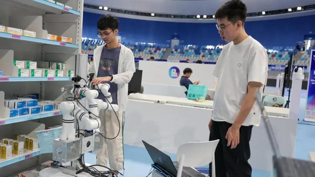 Robots en el evento de inauguración.