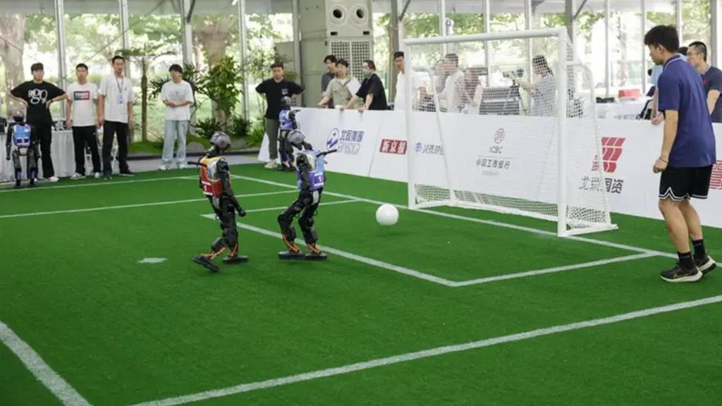 Evento futbolístico con robots.