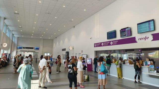 Pasajeros en A Coruña buscan alternativas al tren por los incendios: Me van a llevar en coche