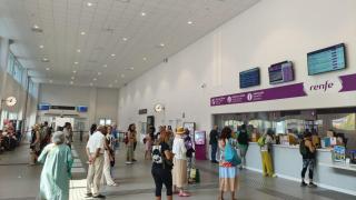 Pasajeros en A Coruña buscan alternativas al tren por los incendios: Me van a llevar en coche