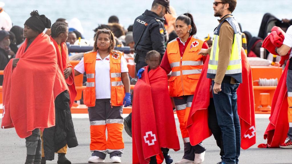 Los servicios de emergencia atienden a migrantes recién rescatados de un cayuco en Lanzarote