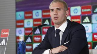 Franco Mastantuono atiende a los medios durante su presentación como jugador del Real Madrid.