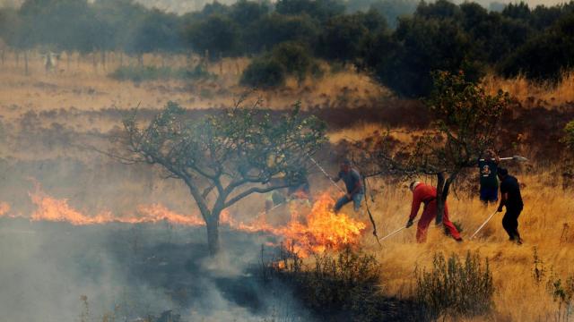 Voluntarios tratan de apagar uno de los incendios en Castilla y León.