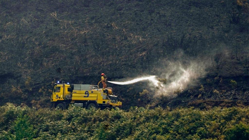 Un camión de Bomberos en labores de extinción del incendio en el Alto del Acebo.