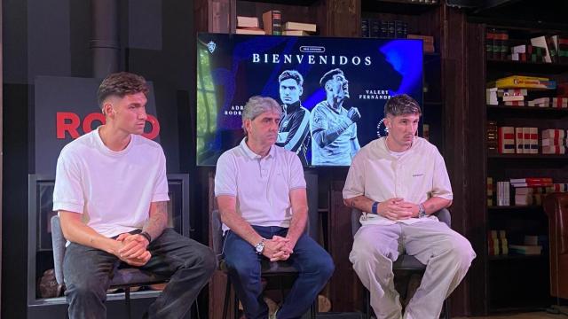 Txema Indias junto a Adrián y Valery Fernández.