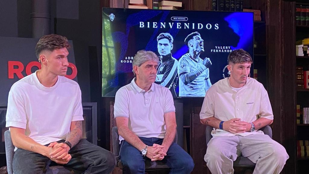 Txema Indias junto a Adrián y Valery Fernández.