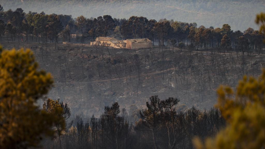 Una construcción afectada por el incendio de Teresa de Cofrentes (Valencia). Efe / Manuel Bruque