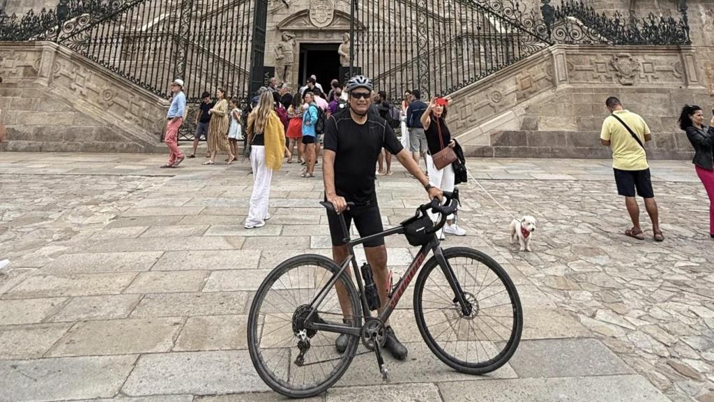 Imagen de Rafael Correa a puertas de la Catedral de Santiago.