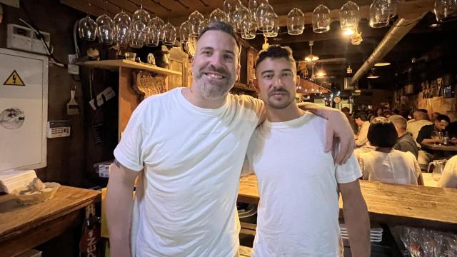 Carlos Pereiro, reponsable de O Faiado, en una noche con carga de trabajo.