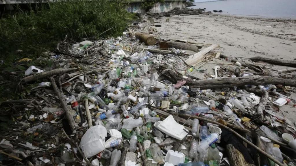 Plástico acumulado en una playa de Panamá.