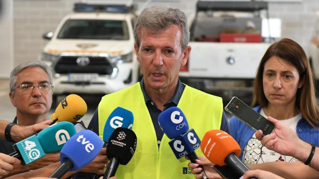 El presidente de la Xunta, Alfonso Rueda, atiende a los medios de comunicación en Verín (Ourense).