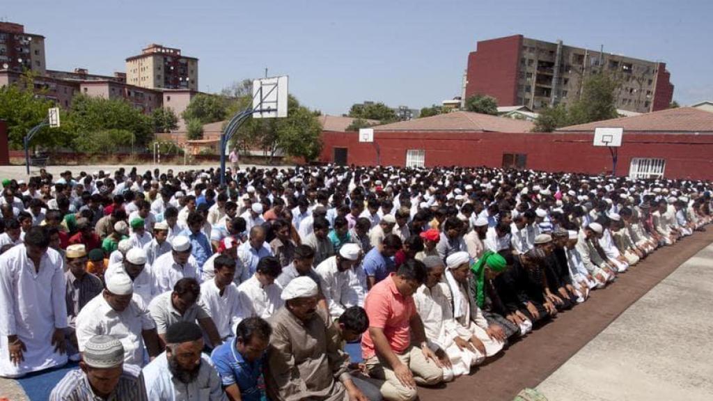 Un grupo de musulmanes durante el rezo, en el espacio que les habilitó el Ayuntamiento de Badalona.