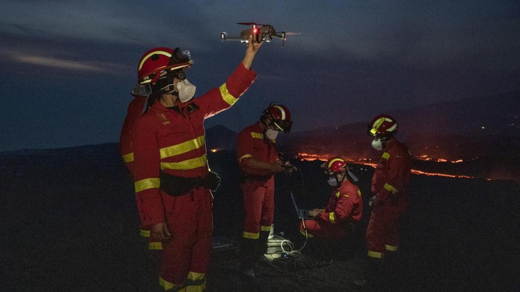 Militares de la UME operando un dron