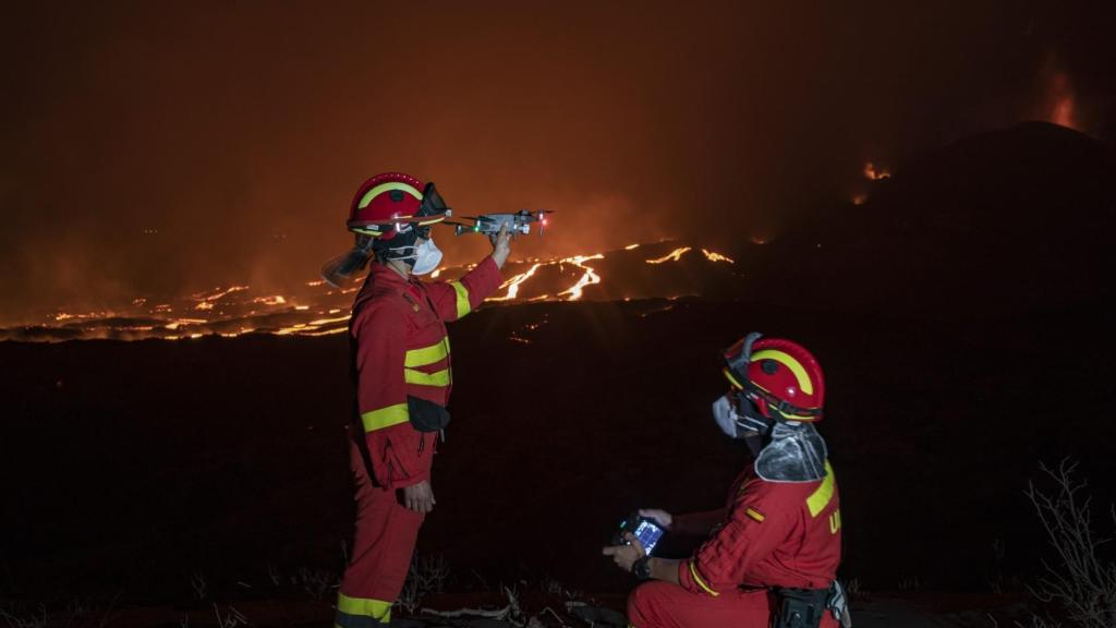 Personal de la UME volando un dron DJI