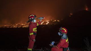 Personal de la UME volando un dron DJI