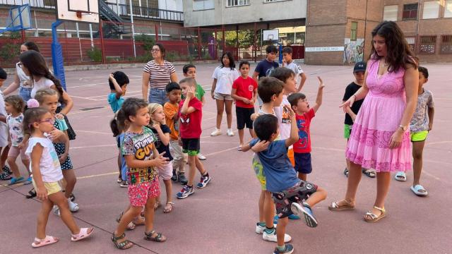 La concejala de Familia e Igualdad de Oportunidades, Miryam Rodríguez, durante su visita al Colegio de Educación Infantil y Primaria (CEIP) Rufino Blanco