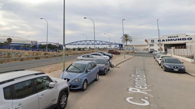 Imagen de la zona donde se plantea el hotel y de la pasarela peatonal que pasa sobre la autovía y conecta con el Martín Carpena.