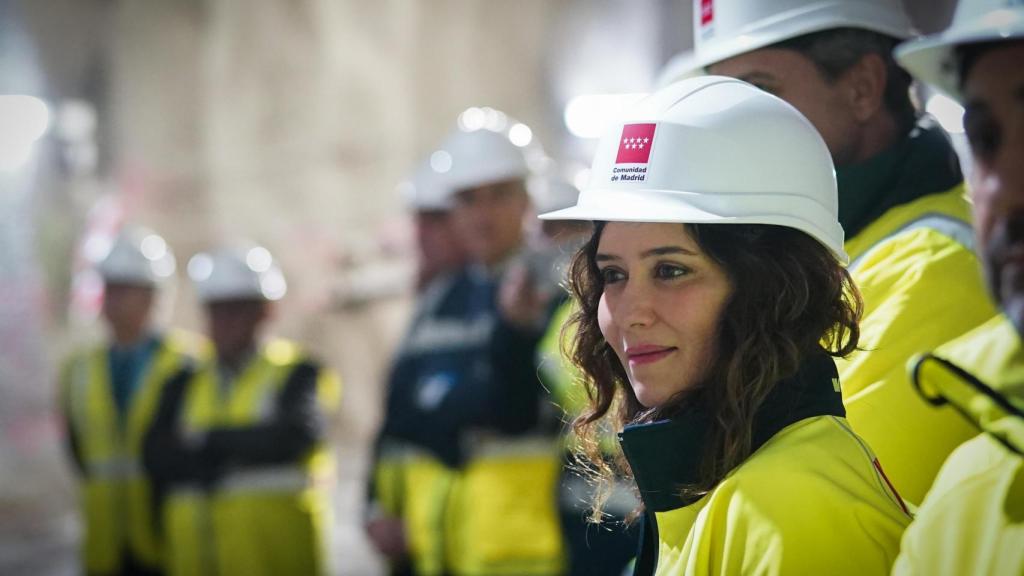Isabel Díaz Ayuso visita las obras de una línea de Metro en Madrid.