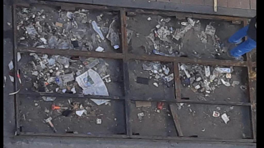 Restos de basura en el interior de las plataformas de los veladores, en Zaragoza.