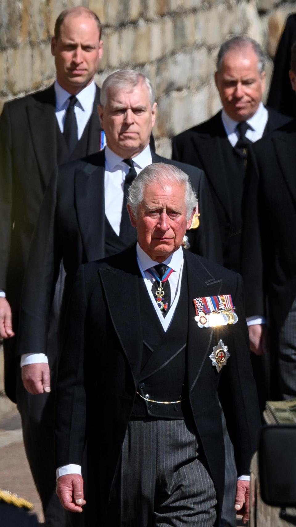 El rey Carlos III, con los príncipes Andrés y Guillermo, en el funeral del duque de Edimburgo, en Windsor, en 2021.