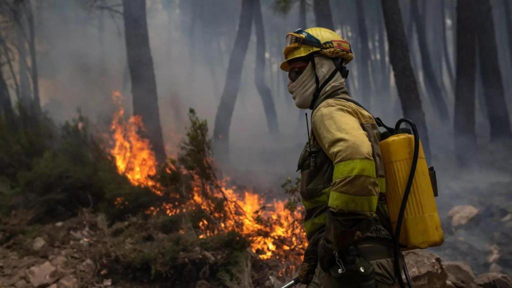 Un bombero trabaja en la extinción de un incendio.