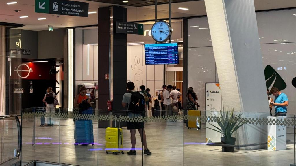 Viajeros en la estación de Vigo este jueves