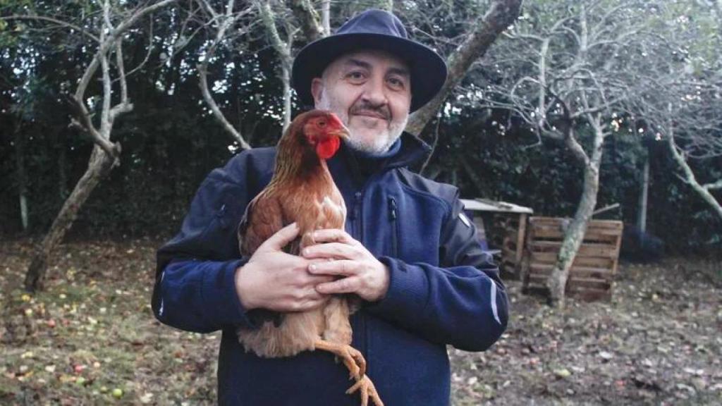 El otro Julio Iglesias, profesor y alcalde socialista premiado por recuperar la gallina piñeira.