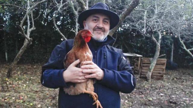 El otro Julio Iglesias, profesor y alcalde socialista premiado por recuperar la gallina piñeira.