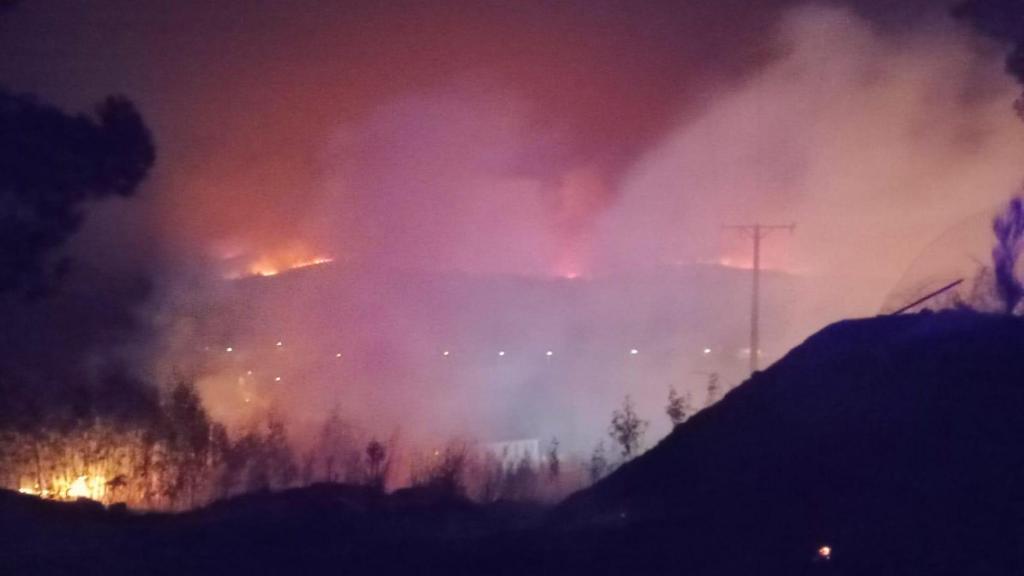 Imagen de uno de los incendios de la provincia de Ourense.